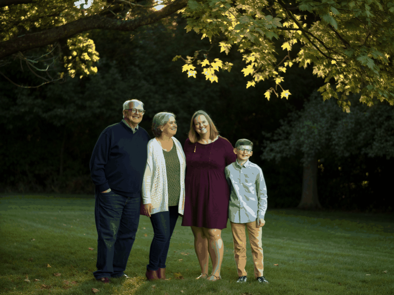 Familia sonriendo en un entorno comunitario acogedor